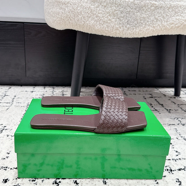 BOTTEGA VENETA 26S SQUARE-TOE WOVEN-STRAP SANDALS IN DARK BROWN LAMBSKIN