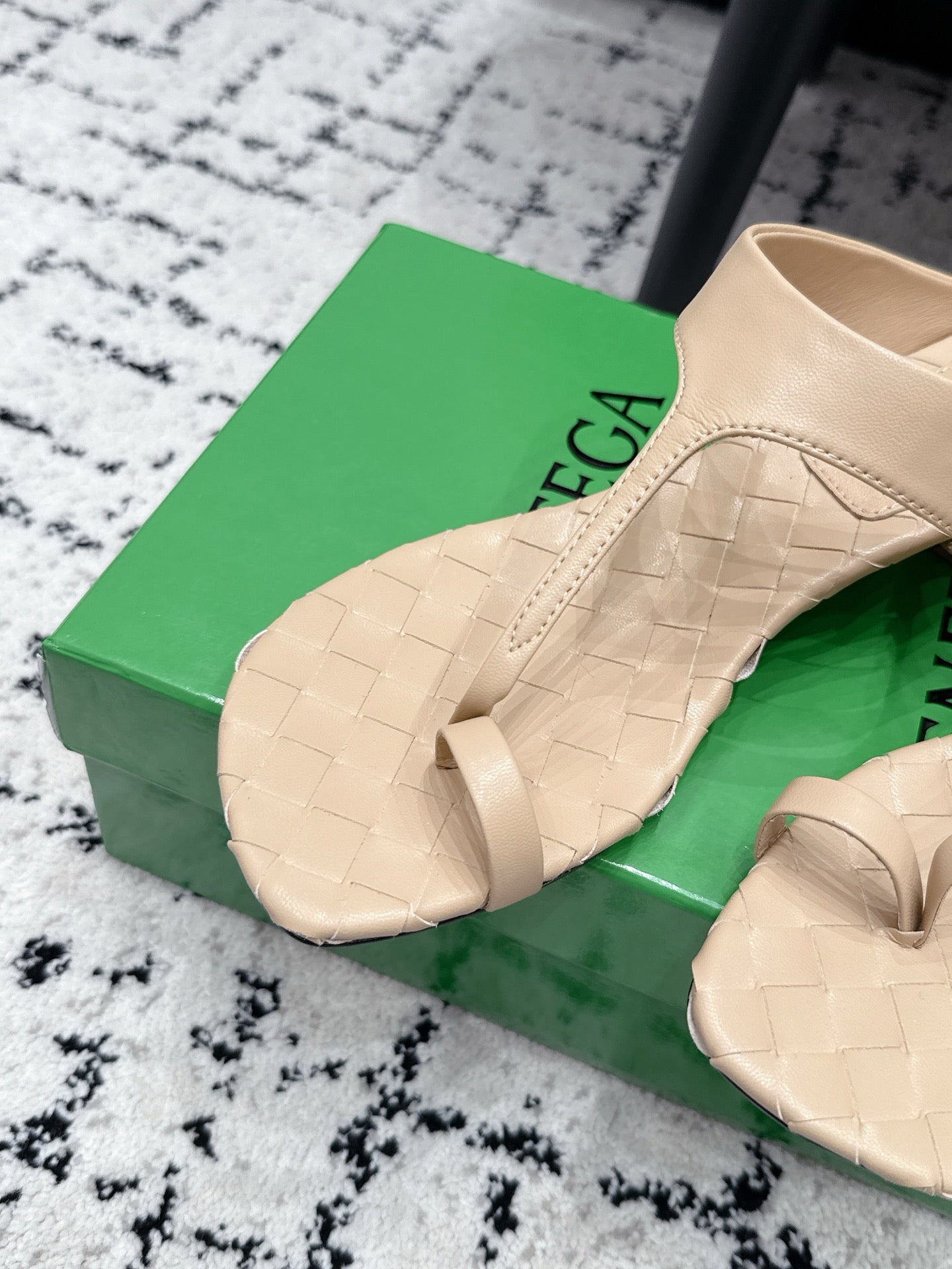 BOTTEGA VENETA 26S HIGH-HEEL THONG SANDALS 40 MM IN BEIGE CALFSKIN