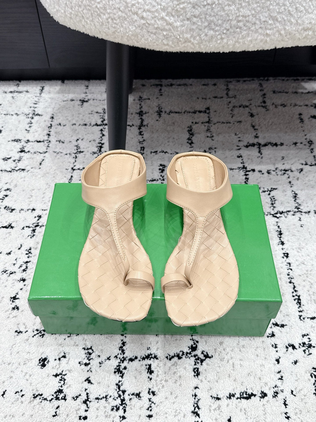 BOTTEGA VENETA 26S HIGH-HEEL THONG SANDALS 40 MM IN BEIGE CALFSKIN