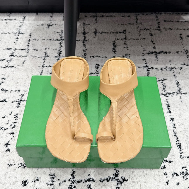 BOTTEGA VENETA 26S HIGH-HEEL THONG SANDALS 40 MM IN DARK BEIGE CALFSKIN