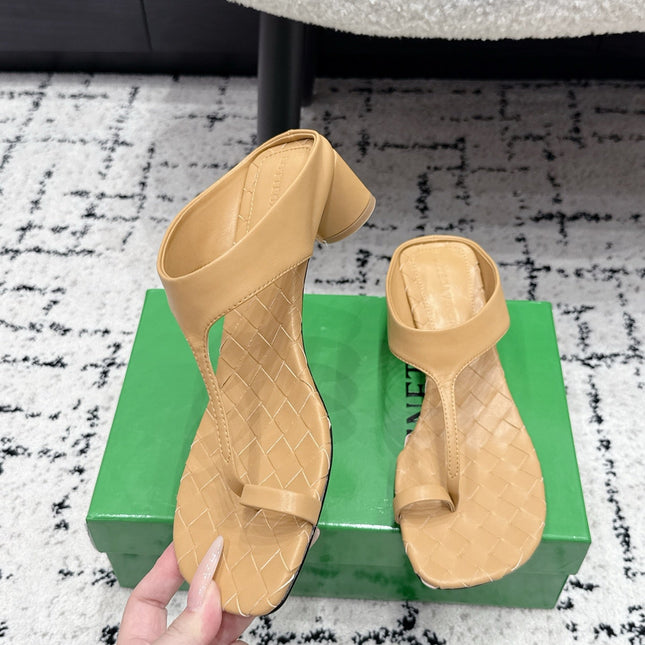 BOTTEGA VENETA 26S HIGH-HEEL THONG SANDALS 40 MM IN DARK BEIGE CALFSKIN