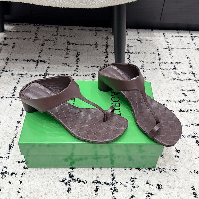 BOTTEGA VENETA 26S HIGH-HEEL THONG SANDALS 40 MM IN DARK BROWN CALFSKIN