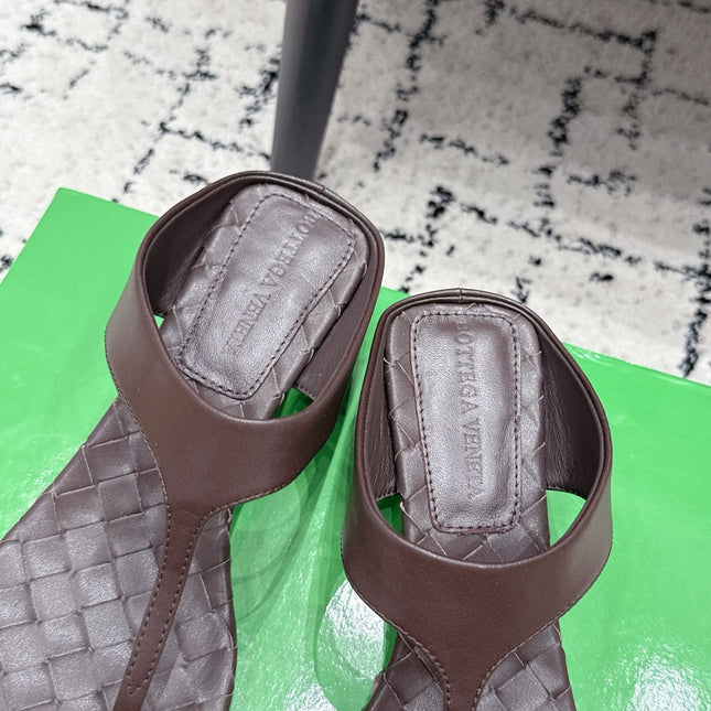 BOTTEGA VENETA 26S HIGH-HEEL THONG SANDALS 40 MM IN DARK BROWN CALFSKIN