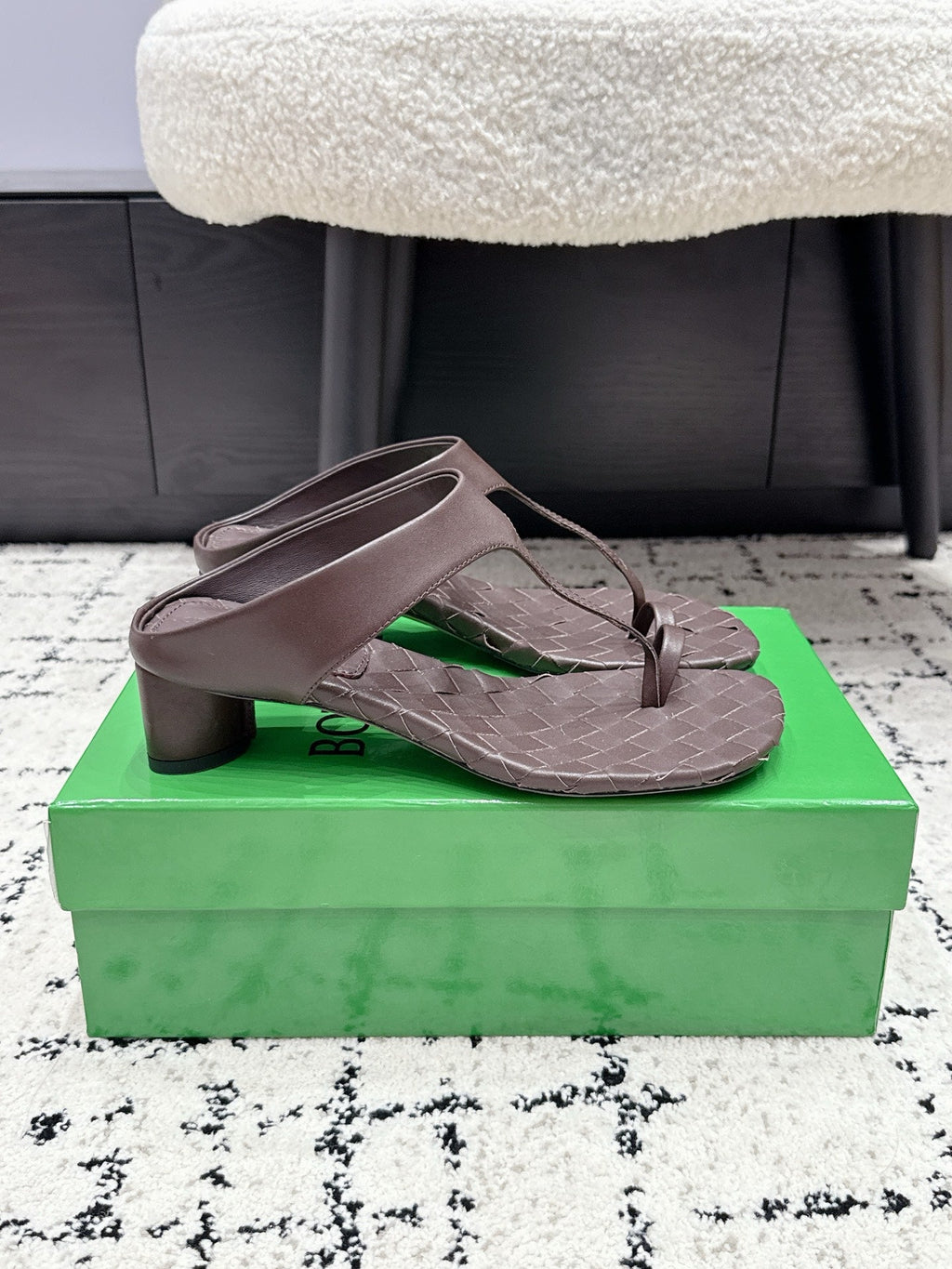 BOTTEGA VENETA 26S HIGH-HEEL THONG SANDALS 40 MM IN DARK BROWN CALFSKIN