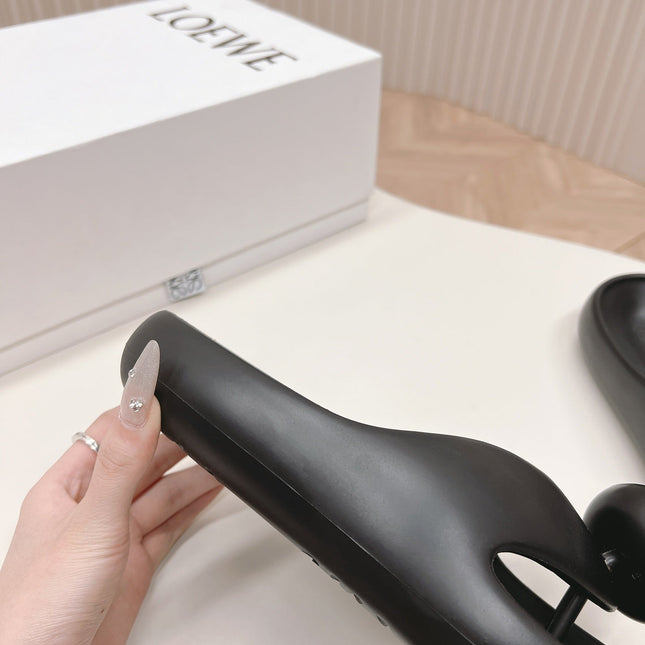 LOEWE 26S PEBBLE TOE-POST SLIDES IN BLACK EVA