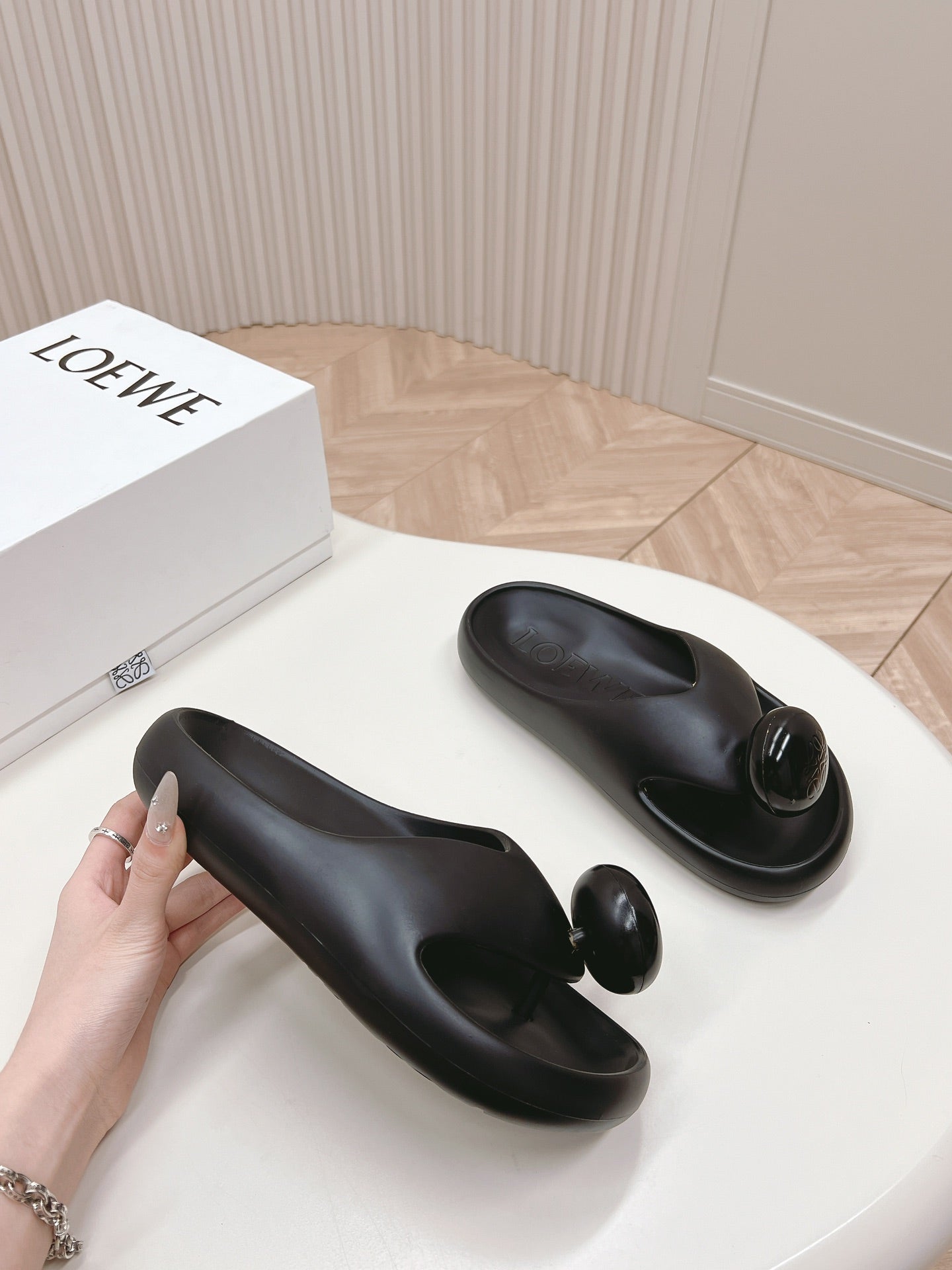 LOEWE 26S PEBBLE TOE-POST SLIDES IN BLACK EVA