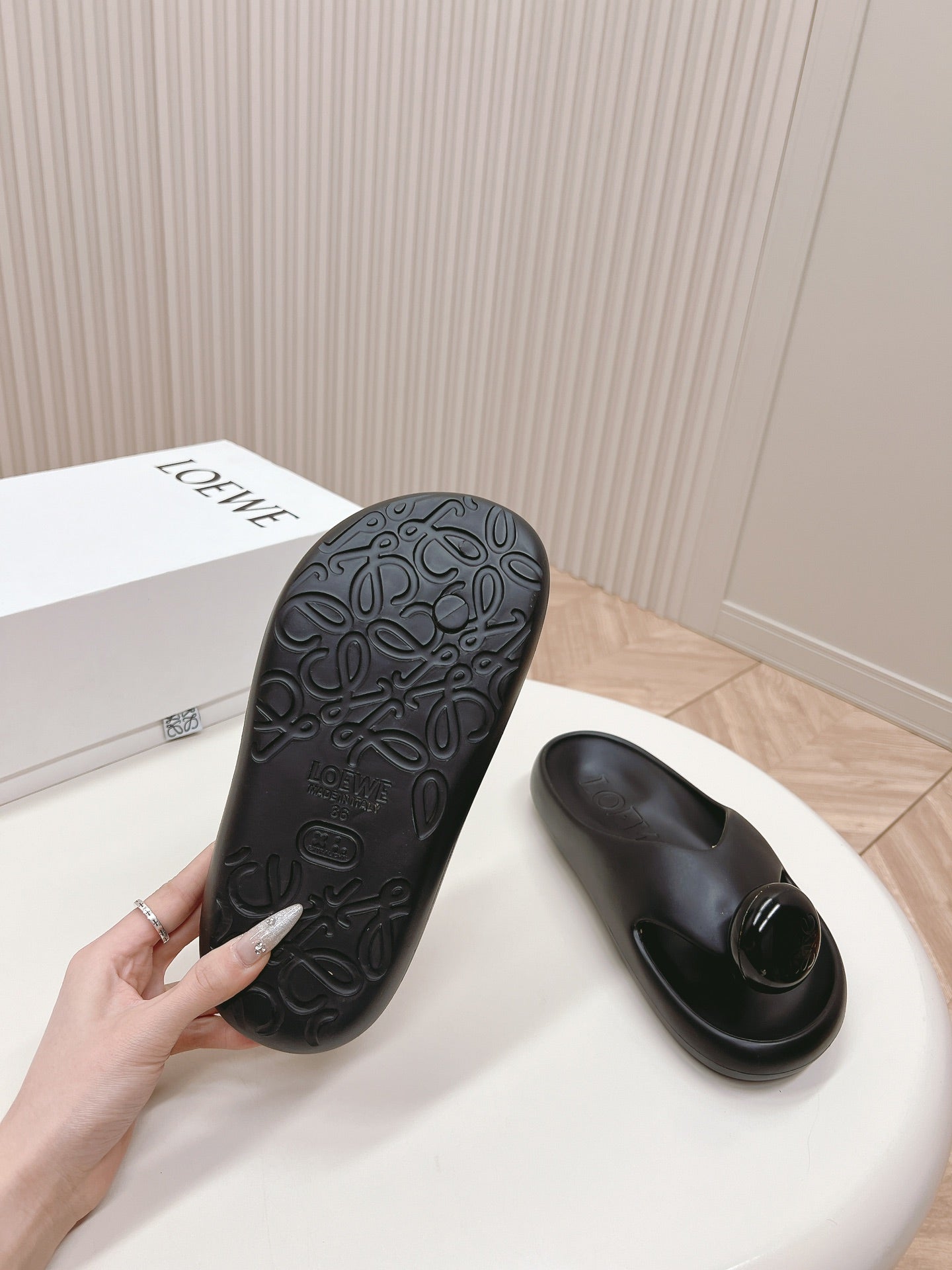 LOEWE 26S PEBBLE TOE-POST SLIDES IN BLACK EVA