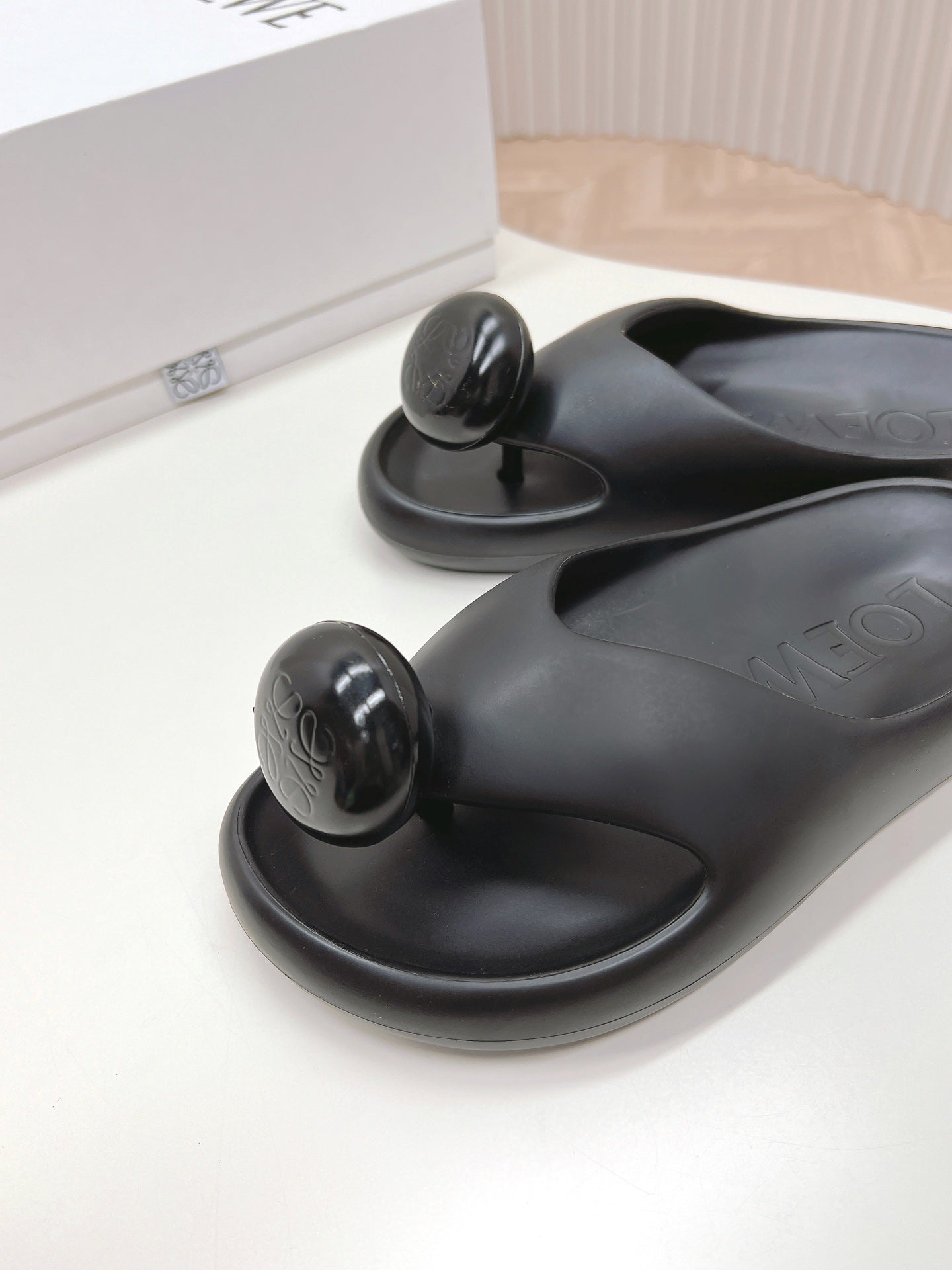 LOEWE 26S PEBBLE TOE-POST SLIDES IN BLACK EVA