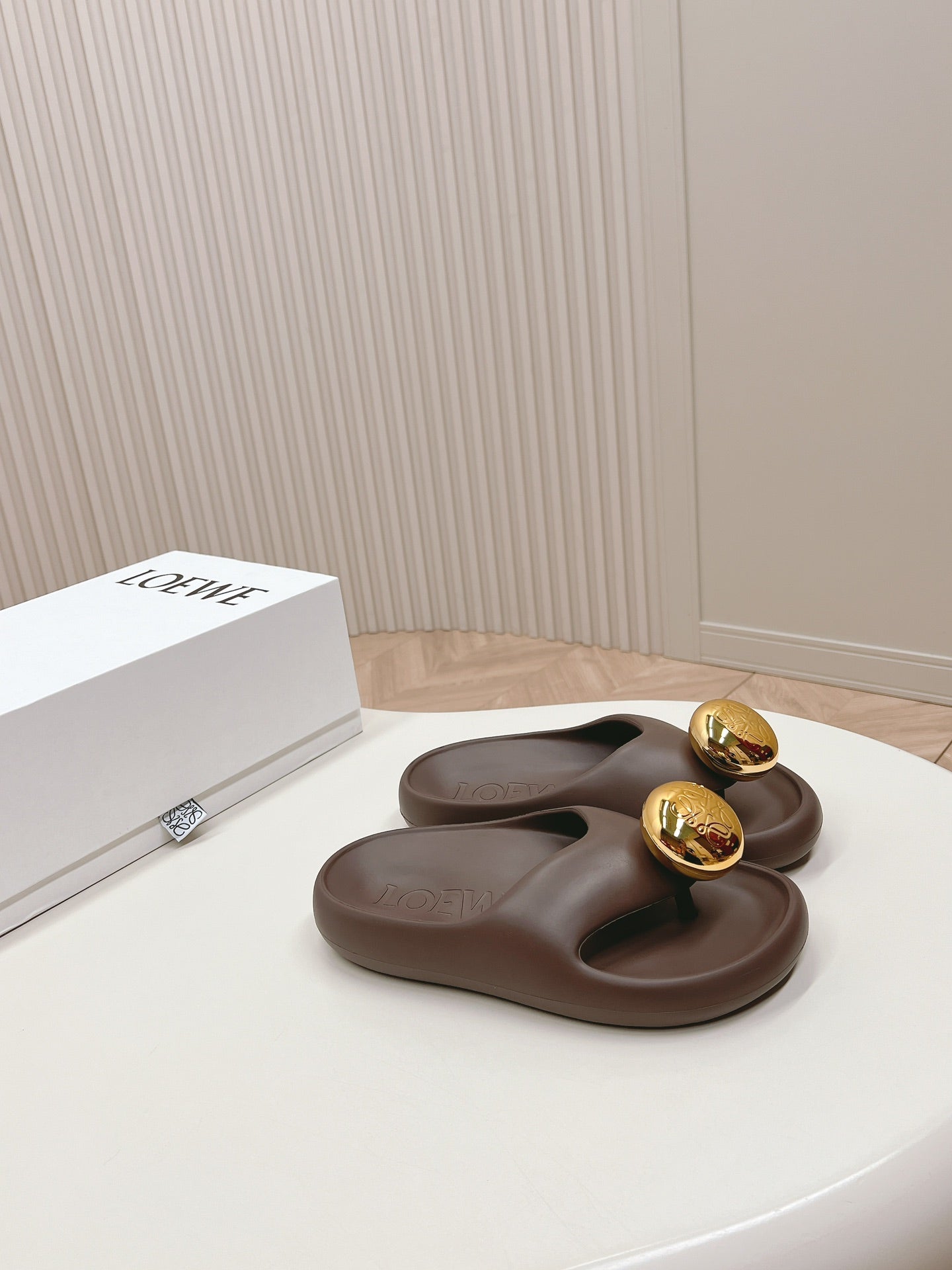 LOEWE 26S PEBBLE TOE-POST SLIDES IN DARK BROWN EVA GOLD HARDWARE