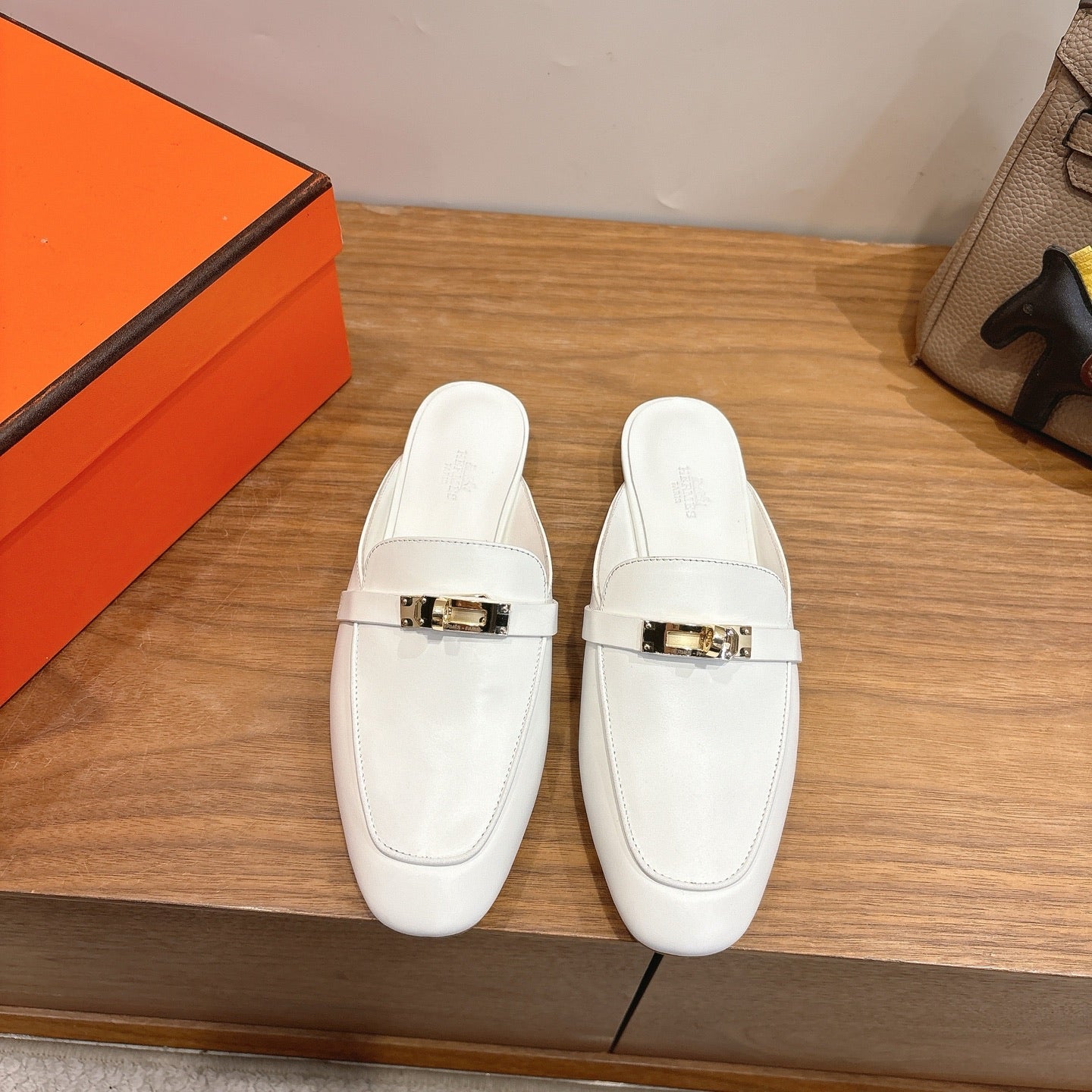HM 26S KELLY MULE IN WHITE CALFSKIN GOLD HARDWARE