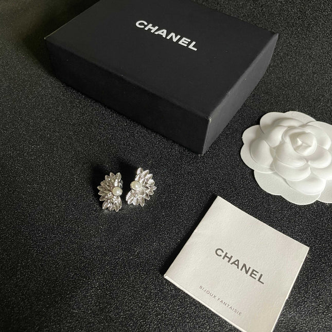 DOUBLE C STUD EARRINGS IN HALF-FLOWER SHAPE WITH PEARL CENTER