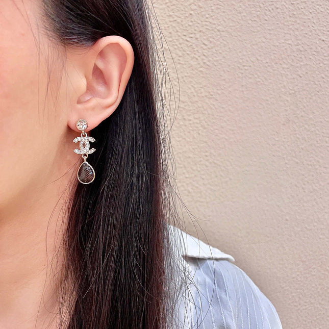 CHANEL 26S DOUBLE C LOGO CRYSTAL & BROWWN TEARDROP DANGLE EARRINGS IN GOLD METAL 629180