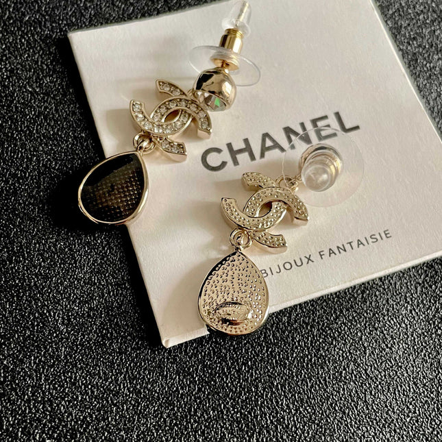 CHANEL 26S DOUBLE C LOGO CRYSTAL & BROWWN TEARDROP DANGLE EARRINGS IN GOLD METAL 629180