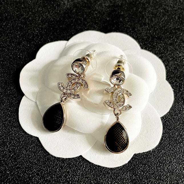 CHANEL 26S DOUBLE C LOGO CRYSTAL & BROWWN TEARDROP DANGLE EARRINGS IN GOLD METAL 629180