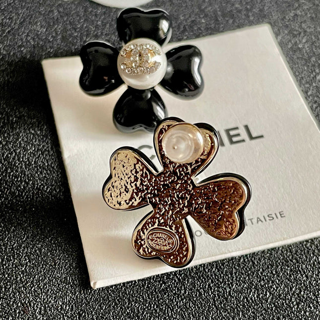 CHANEL 26S DOUBLE C CRYSTAL LOGO BLACK ENAMEL FLOWER STUD EARRINGS IN GOLD METAL 629184