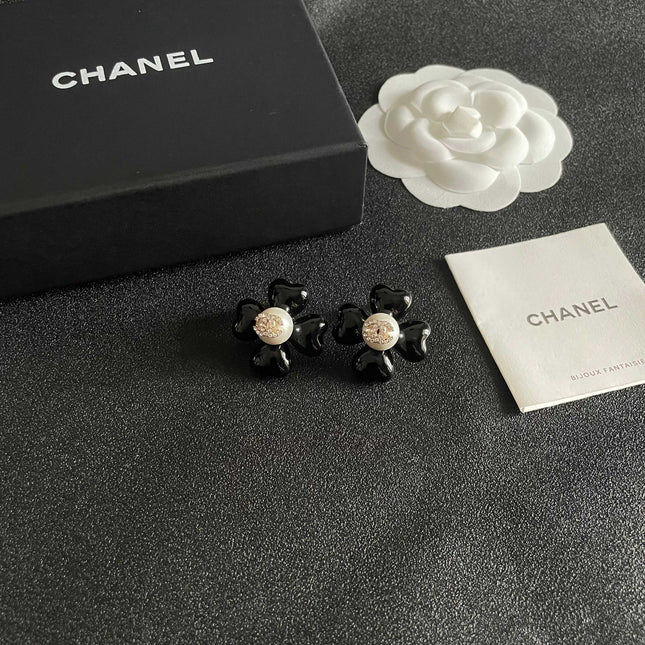 CHANEL 26S DOUBLE C CRYSTAL LOGO BLACK ENAMEL FLOWER STUD EARRINGS IN GOLD METAL 629184