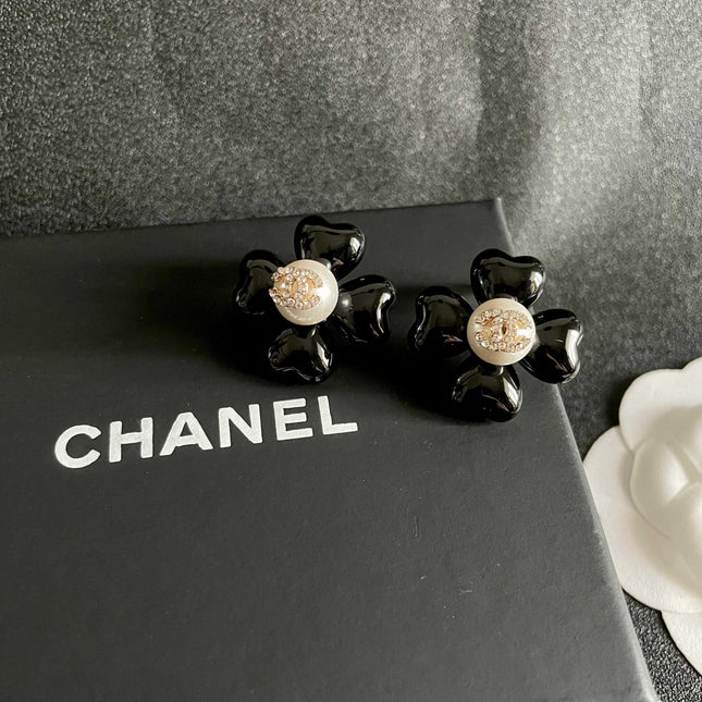 CHANEL 26S DOUBLE C CRYSTAL LOGO BLACK ENAMEL FLOWER STUD EARRINGS IN GOLD METAL 629184