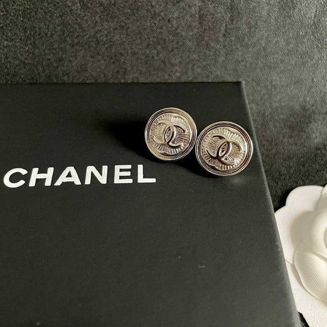 CHANEL 26S DOUBLE C LOGO ENGRAVED ROUND STUD EARRINGS IN SILVER METAL 629190