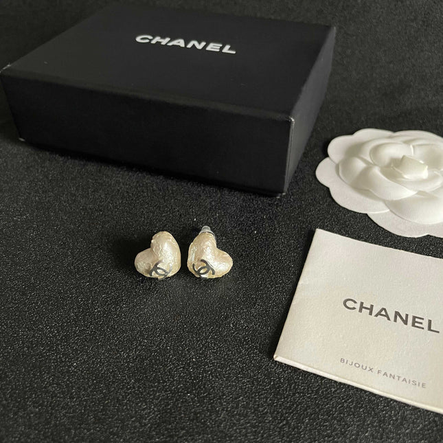 CHANEL 26S TEXTURED HEART CC LOGO STUD EARRINGS IN GOLD METAL 629191