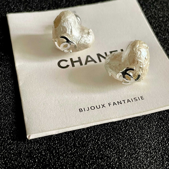 CHANEL 26S TEXTURED HEART CC LOGO STUD EARRINGS IN SILVER METAL 629192