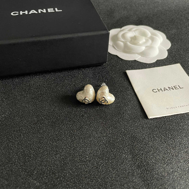 CHANEL 26S TEXTURED HEART CC LOGO STUD EARRINGS IN GOLD METAL 629191