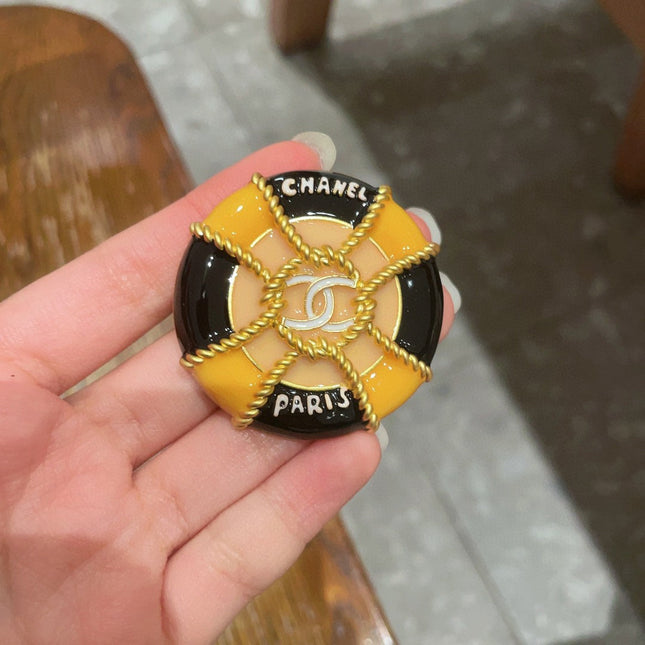 CHANEL 26S DOUBLE C LOGO PARIS ROUND ENAMEL BROOCH IN BLACK & AMBER WITH ROPE DETAIL GOLD METAL 629194