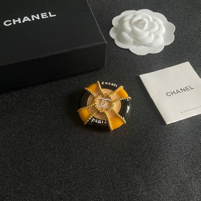 CHANEL 26S DOUBLE C LOGO PARIS ROUND ENAMEL BROOCH IN BLACK & AMBER WITH ROPE DETAIL GOLD METAL 629194