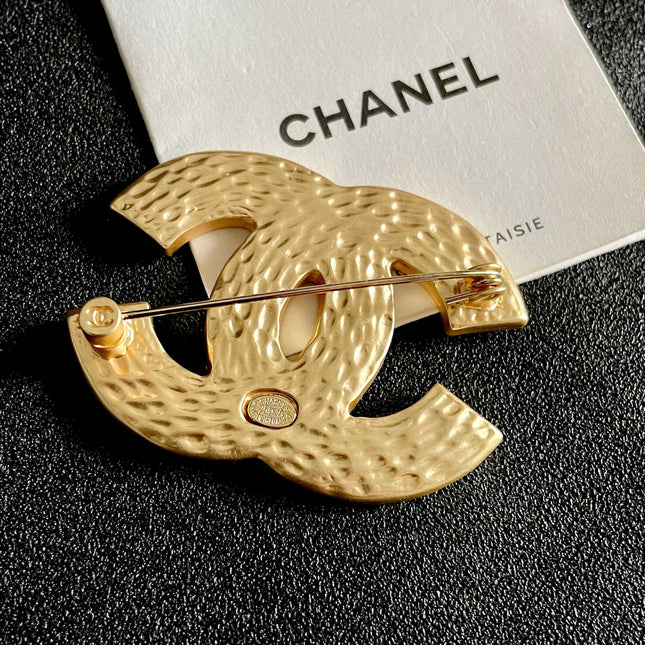 CHANEL 26S DOUBLE C LOGO RED & BLACK STAR ENAMEL BROOCH IN GOLD METAL 629195
