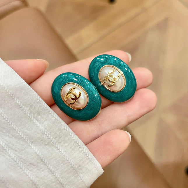 CHANEL 26S DOUBLE C LOGO GREEN ENAMEL PEARL OVAL STUD EARRINGS IN GOLD METAL 629151