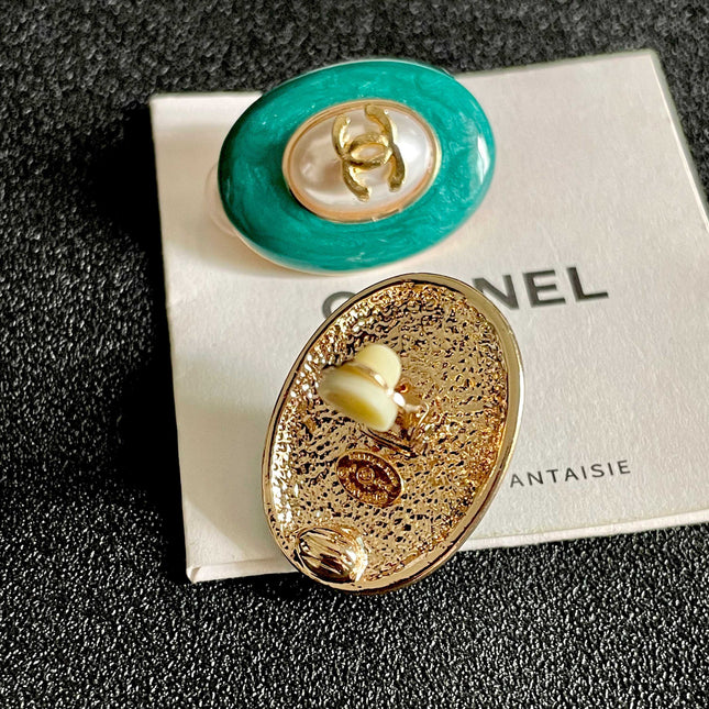 CHANEL 26S DOUBLE C LOGO GREEN ENAMEL PEARL OVAL STUD EARRINGS IN GOLD METAL 629151
