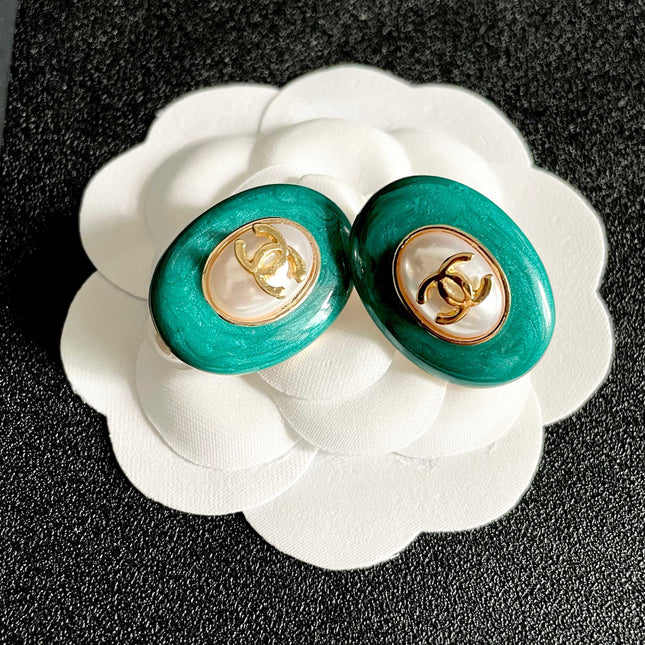 CHANEL 26S DOUBLE C LOGO GREEN ENAMEL PEARL OVAL STUD EARRINGS IN GOLD METAL 629151