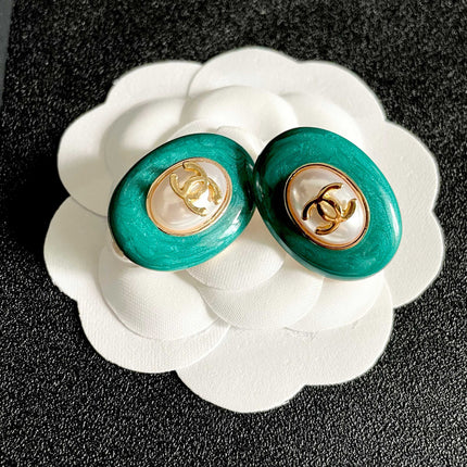 CHANEL 26S DOUBLE C LOGO GREEN ENAMEL PEARL OVAL STUD EARRINGS IN GOLD METAL 629151