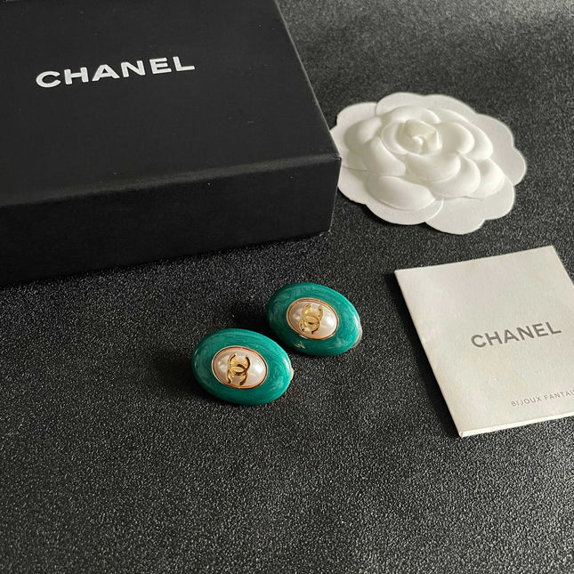 CHANEL 26S DOUBLE C LOGO GREEN ENAMEL PEARL OVAL STUD EARRINGS IN GOLD METAL 629151