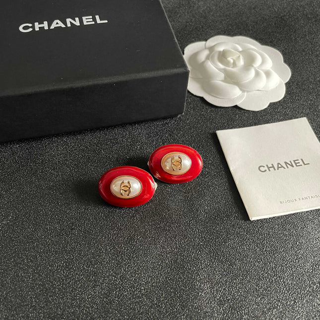 CHANEL 26S DOUBLE C LOGO RED ENAMEL PEARL OVAL STUD EARRINGS IN GOLD METAL 629152