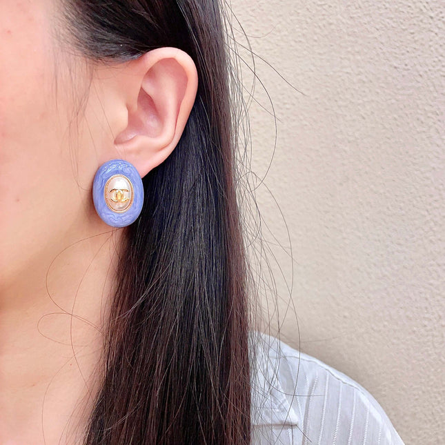 CHANEL 26S DOUBLE C LOGO BLUE ENAMEL PEARL OVAL STUD EARRINGS IN GOLD METAL 629153