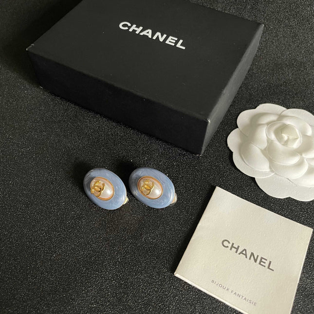 CHANEL 26S DOUBLE C LOGO BLUE ENAMEL PEARL OVAL STUD EARRINGS IN GOLD METAL 629153