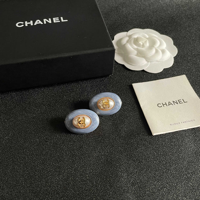 CHANEL 26S DOUBLE C LOGO BLUE ENAMEL PEARL OVAL STUD EARRINGS IN GOLD METAL 629153