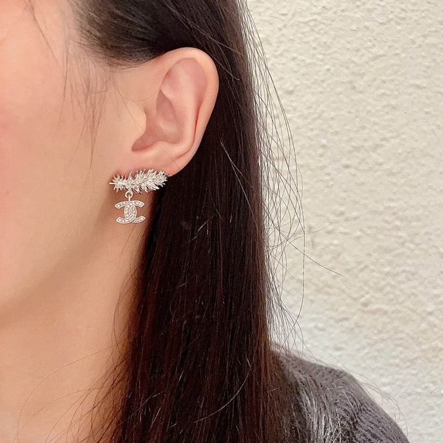 CHANEL 26S DOUBLE C LOGO CRYSTAL LEAF DROP STUD EARRINGS IN SILVER METAL 629156