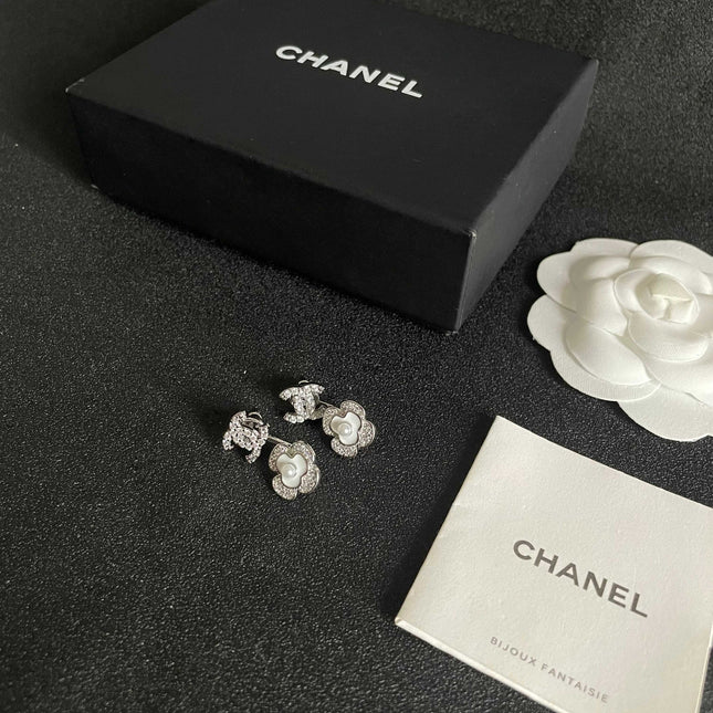 CHANEL 26S DOUBLE C LOGO CRYSTAL FLOWER PEARL STUD EARRINGS IN SILVER METAL 629159
