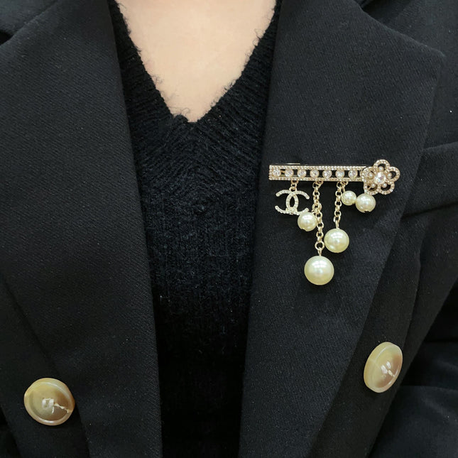 CHANEL 26S DOUBLE C LOGO CRYSTAL BAR PEARL DROP CHAIN BROOCH 629164