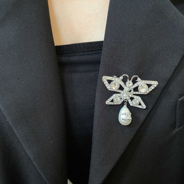 CHANEL 26S DOUBLE C LOGO CRYSTAL BOW PEARL DROP BROOCH 629165