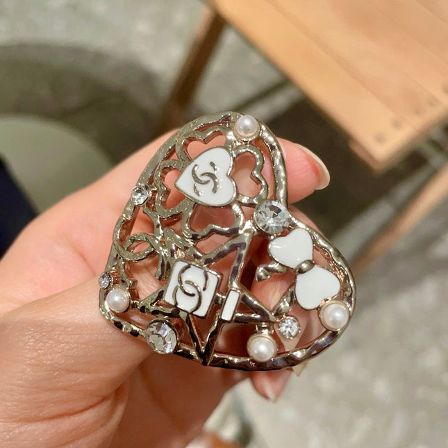 CHANEL 26S DOUBLE C LOGO WHITE ENAMEL HEART PEARL & CRYSTAL BROOCH IN GOLD METAL 629166