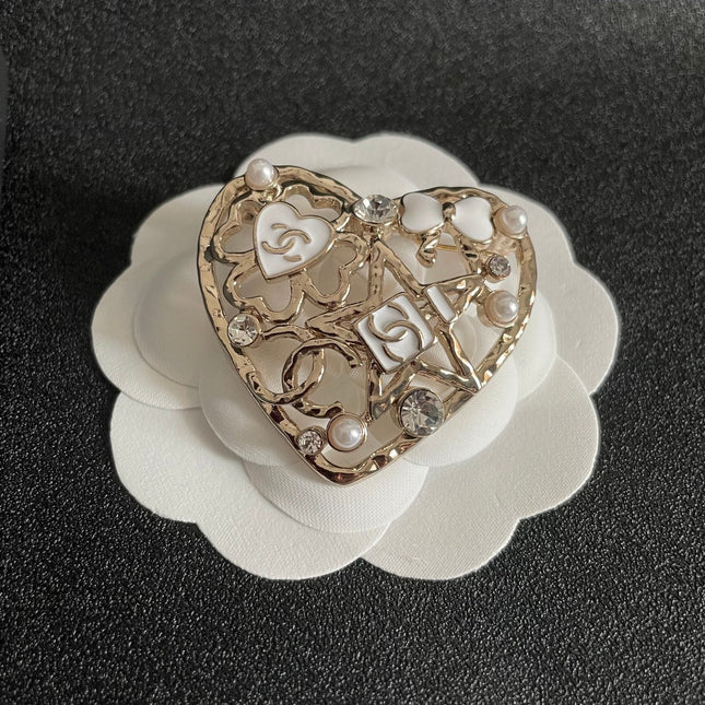CHANEL 26S DOUBLE C LOGO WHITE ENAMEL HEART PEARL & CRYSTAL BROOCH IN GOLD METAL 629166