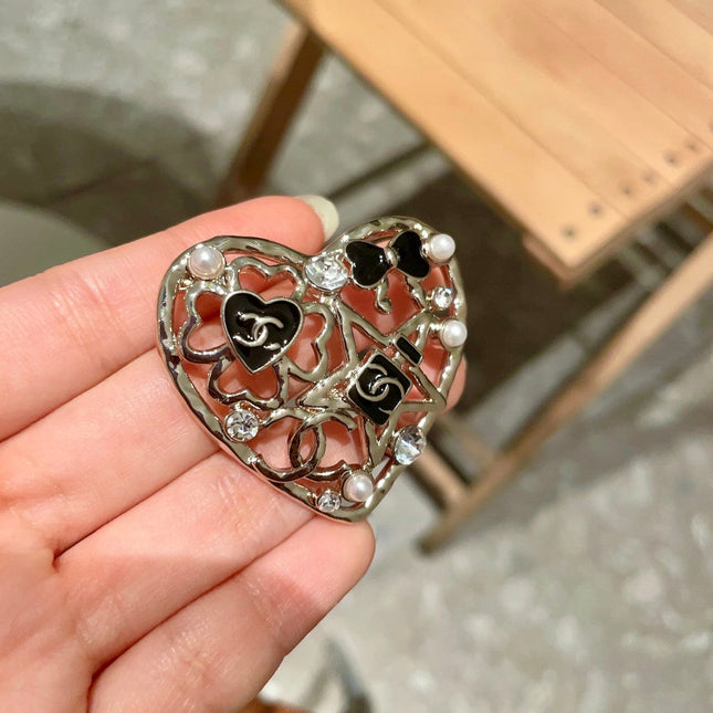 CHANEL 26S DOUBLE C LOGO HEART PEARL & CRYSTAL BROOCH IN GOLD METAL 629167