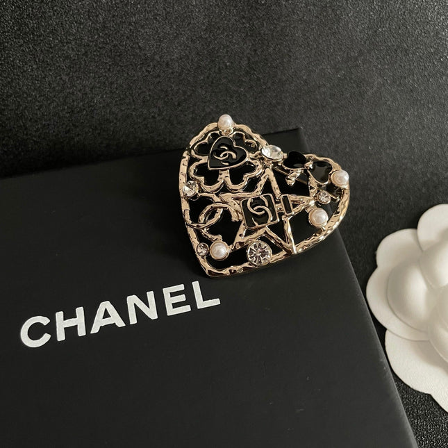 CHANEL 26S DOUBLE C LOGO HEART PEARL & CRYSTAL BROOCH IN GOLD METAL 629167