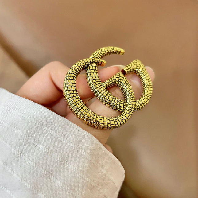 GUCCI 26S DOUBLE G LOGO TEXTURED STATEMENT BROOCH IN AGED GOLD TONE METAL 629062