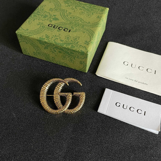 GUCCI 26S DOUBLE G LOGO TEXTURED STATEMENT BROOCH IN AGED GOLD TONE METAL 629062