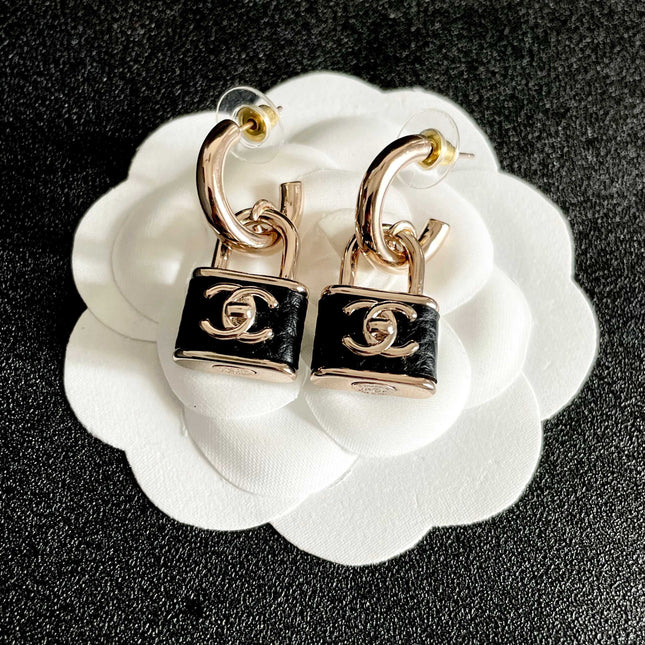 CHANEL 26S DOUBLE C LOGO PADLOCK DROP EARRINGS IN GOLD & BLACK METAL 629975