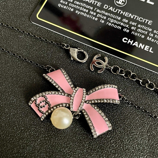 CHANEL 26S DOUBLE C LOGO PINK ENAMEL BOW & PEARL PENDANT NECKLACE IN BLACK METAL 629976