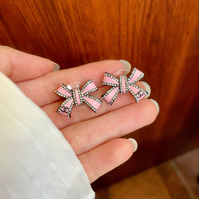 CHANEL 26S PINK ENAMEL BOW CRYSTAL STUD EARRINGS IN BLACK METAL 629977